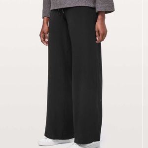 Lululemon On The Fly Pant *Wide Leg Black Woven